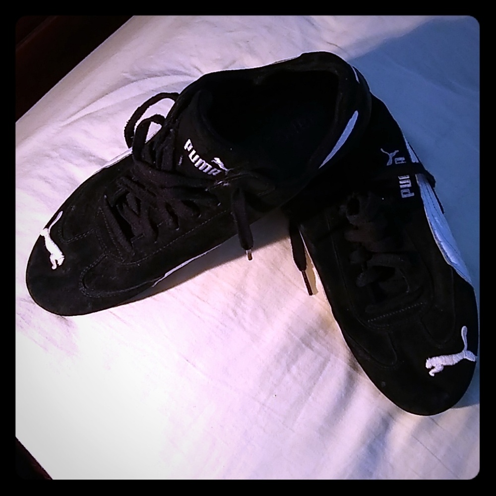 Ladies Pumas Size 10's